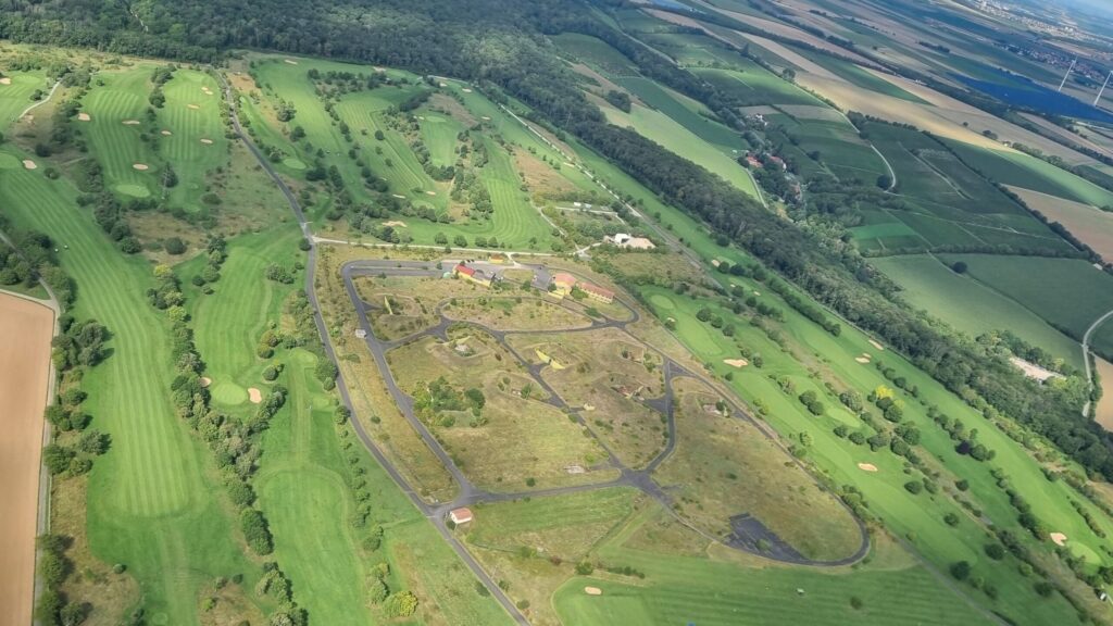 Luftaufnahmen-vom-Platz-August-23-v08_1-scaled